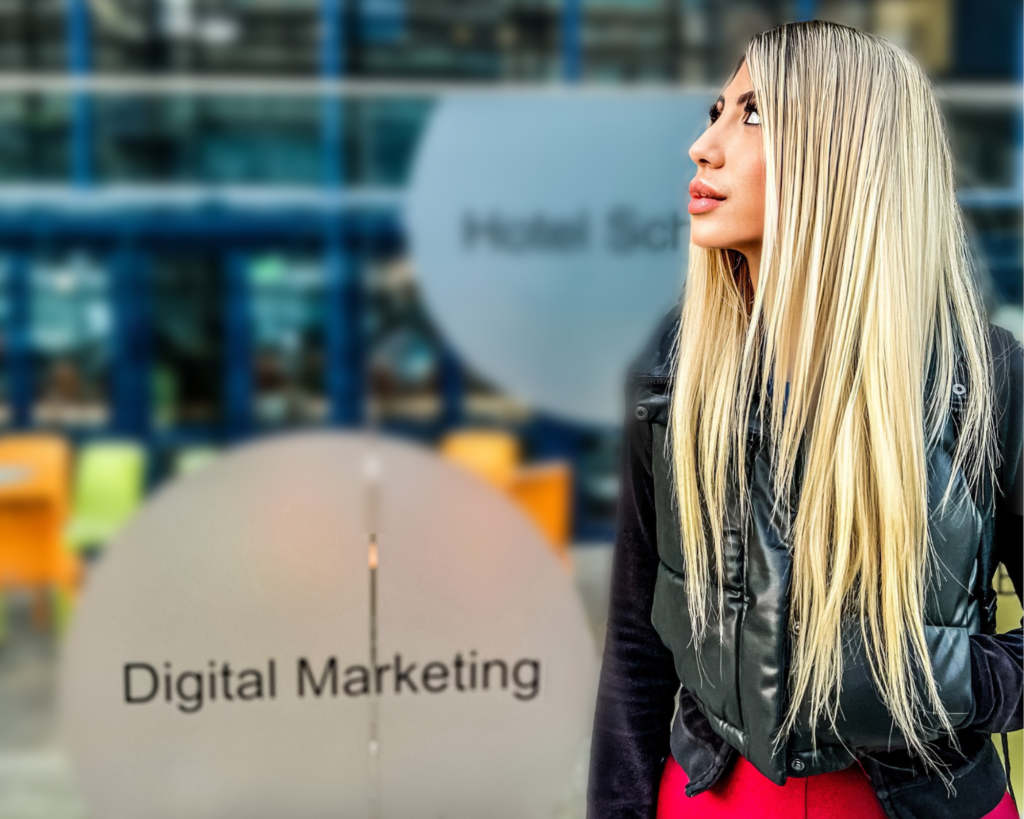Μια γυναίκα στέκεται μπροστά από μια πινακίδα ψηφιακού μάρκετινγκ.
